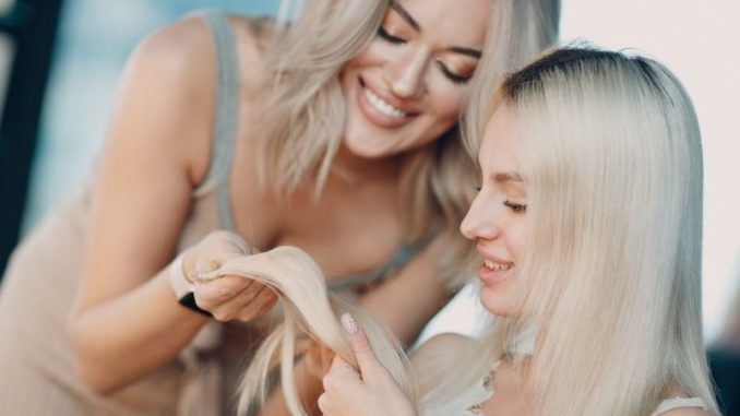 Strahlend blondes Haar ohne Gelbstich - Silbershampoo macht es möglich