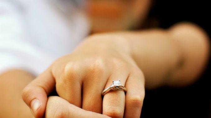 Was sollte ein Verlobungsring kosten?
