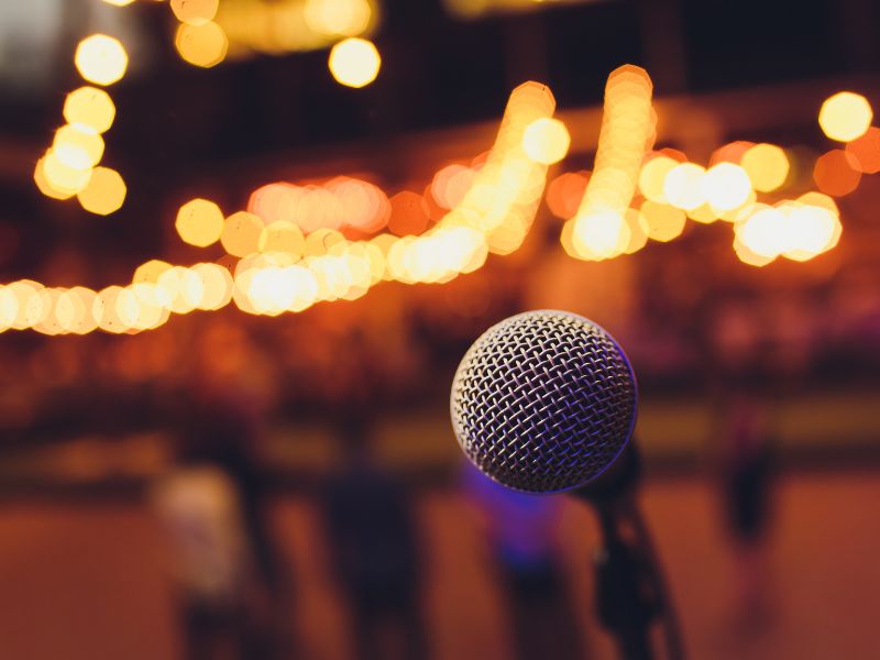 Von Stand-up-Comedian bis Zauberer: So gelingt die Partyplanung online