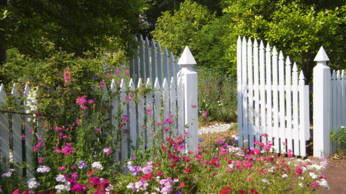 Neben Pflanzen und Beeten tragen vor allem feste Strukturen wie Zäune, Gartenhäuser oder Pavillons erheblich zur Atmosphäre und Funktionalität bei.