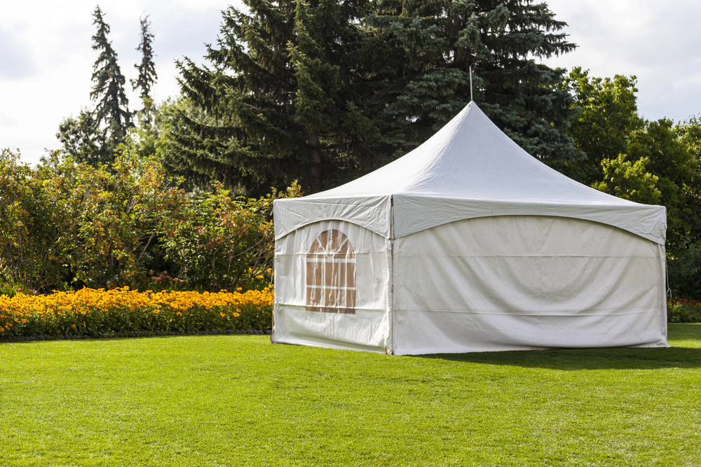 Feiern im Freien organisieren: Welche Rolle Partyzelte bei Gartenfesten spielen